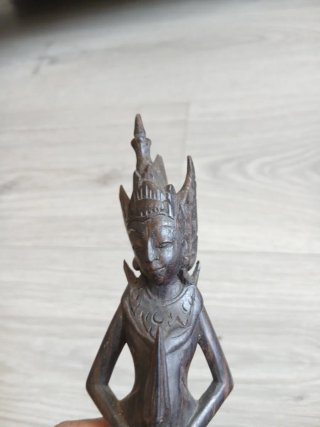 Figura de madera tallada a mano