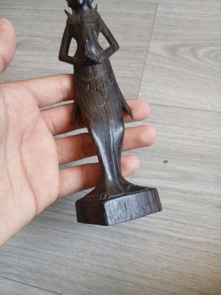 Figura de madera tallada a mano