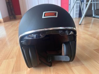 Casco de moto negro con visera
