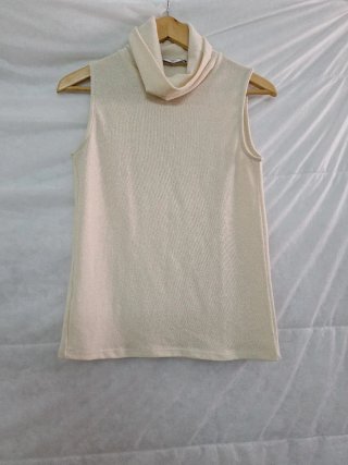 Chaleco beige cuello alto sin mangas