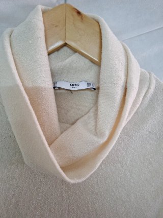 Chaleco beige cuello alto sin mangas