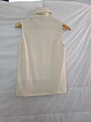 Chaleco beige cuello alto sin mangas