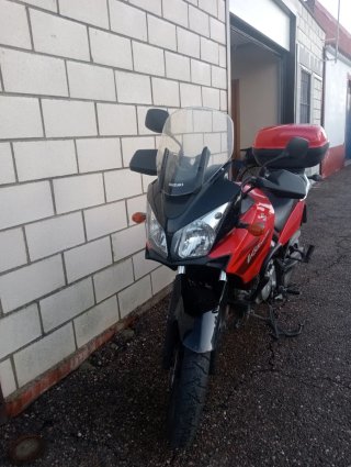 Suzuki Vstrom 650DL Roja y Negra