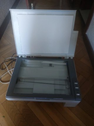 Scanner piatto grigio e bianco