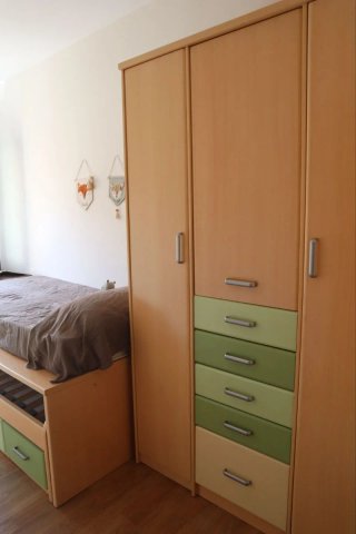 Habitación infantil: Cama y armario