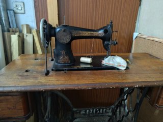 Máquina de coser singer antigua de madera y metal