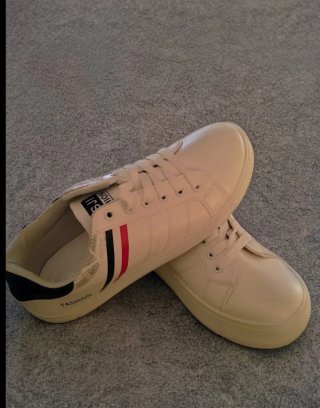 Zapatillas deportivas blancas con detalles negocia