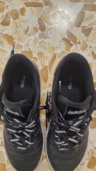 Scarpe Adidas nere e bianche