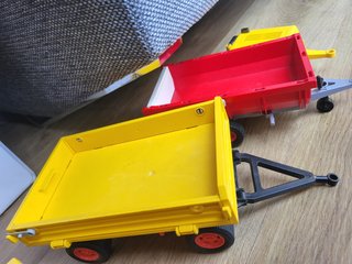 Lote Playmobil: Camión grúa, caseta y remolques