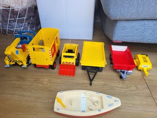 Lote Playmobil: Camión grúa, caseta y remolques