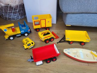 Lote Playmobil: Camión grúa, caseta y remolques