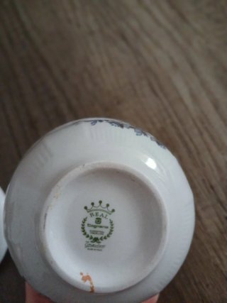 Juego 6 Tazas Cerámica con azucarero a juego.