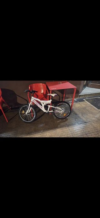 Bicicleta infantil blanca y morada