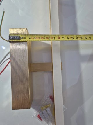 Lámpara LED de pared dorada y blanca