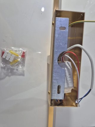 Lámpara LED de pared dorada y blanca
