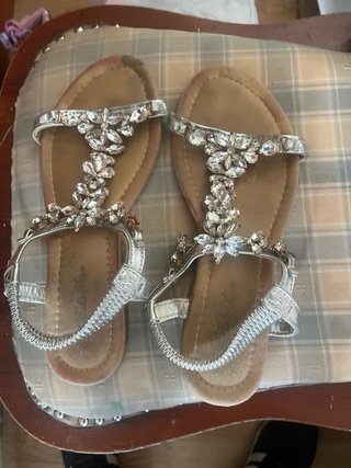 Sandalias plateadas con pedrería para mujer