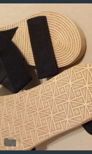 Chanclas beige y negras talla 38