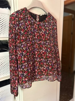 Camisa Bershka floral manga larga