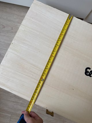 Baúl de madera grande con cierres dorados