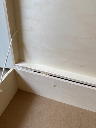 Baúl de madera grande con cierres dorados