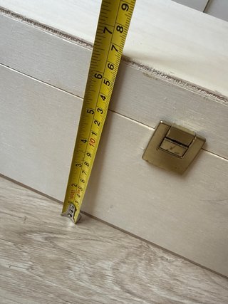 Baúl de madera grande con cierres dorados