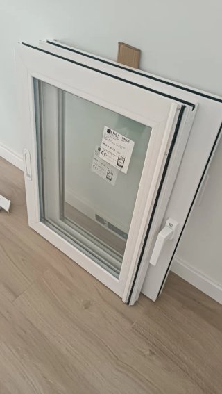 Ventana Veka PVC con persiana y mosquitera.