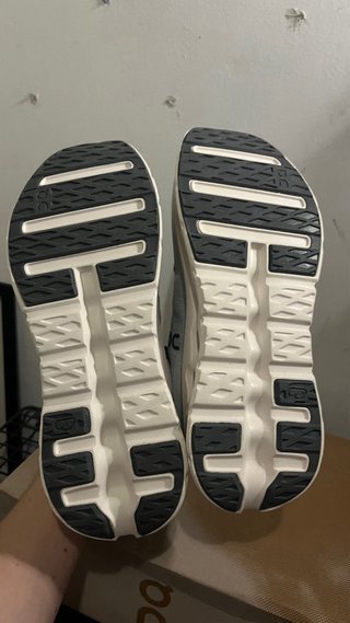 Zapatillas On Running grises y blancas