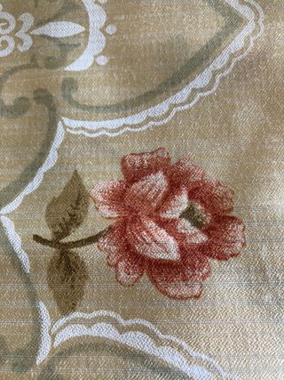 Colcha beige con estampado floral