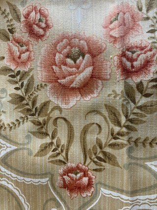 Colcha beige con estampado floral