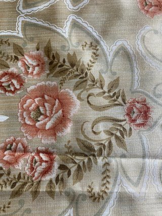 Colcha beige con estampado floral