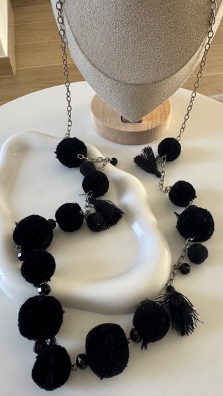 Collana pompon neri e nappine donna