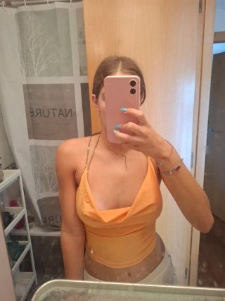 Top naranja elegante con cadena Talla S