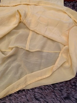Blusa Stradivarius amarilla sin mangas