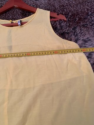 Blusa Stradivarius amarilla sin mangas