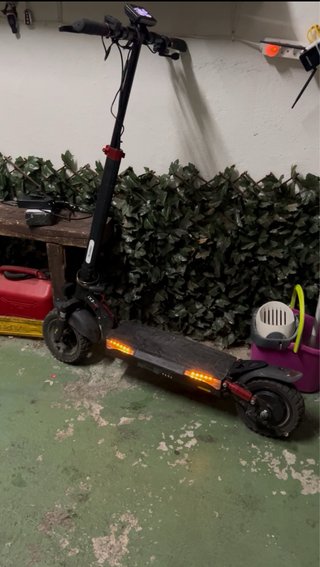Patinete Eléctrico Negro con Luces LED