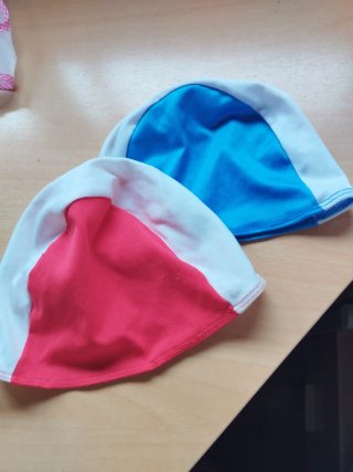 2 Gorros de Piscina (Azul y Rojo)