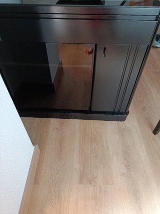 Mueble TV negro con puerta y cerradura