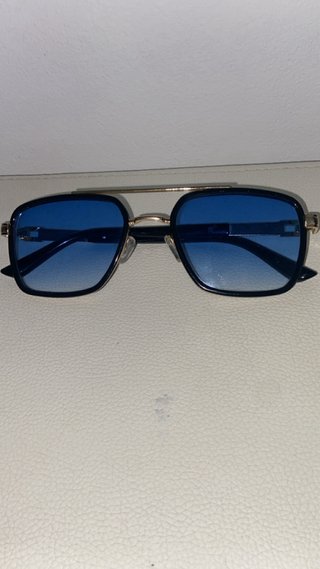 Gafas de sol azules y doradas