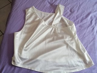 Top raso monospalla con fiore oro