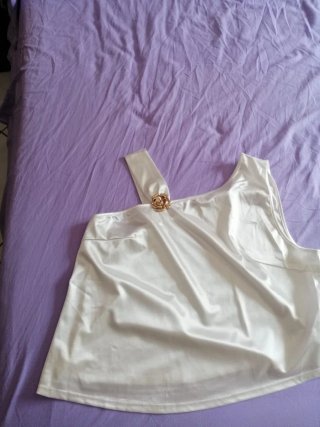 Top raso monospalla con fiore oro