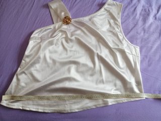 Top raso monospalla con fiore oro