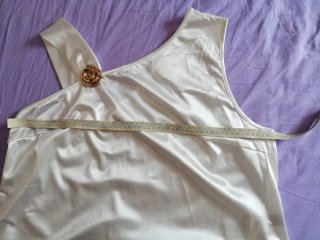 Top raso monospalla con fiore oro