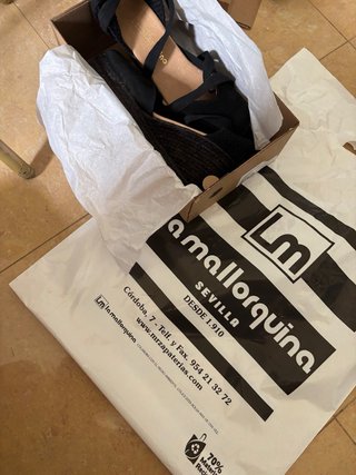 Alpargatas La Mallorquina atadas al tobillo negras