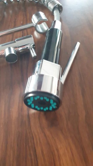 Grifo de cocina negro y plateado