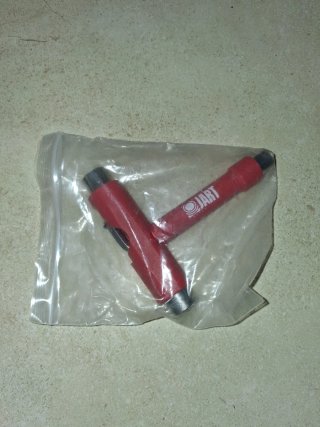 Llave de skate Jart roja