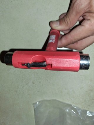 Llave de skate Jart roja