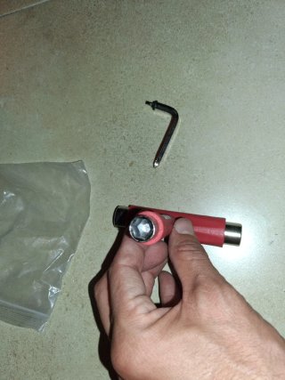 Llave de skate Jart roja