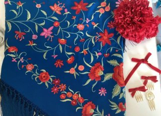 Mantón Flamenco Bordado Azul y Rojo