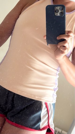 Camiseta deportiva Adidas rosa y lila