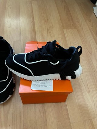 Zapatillas Deportivas Hermes Negras y Blancas